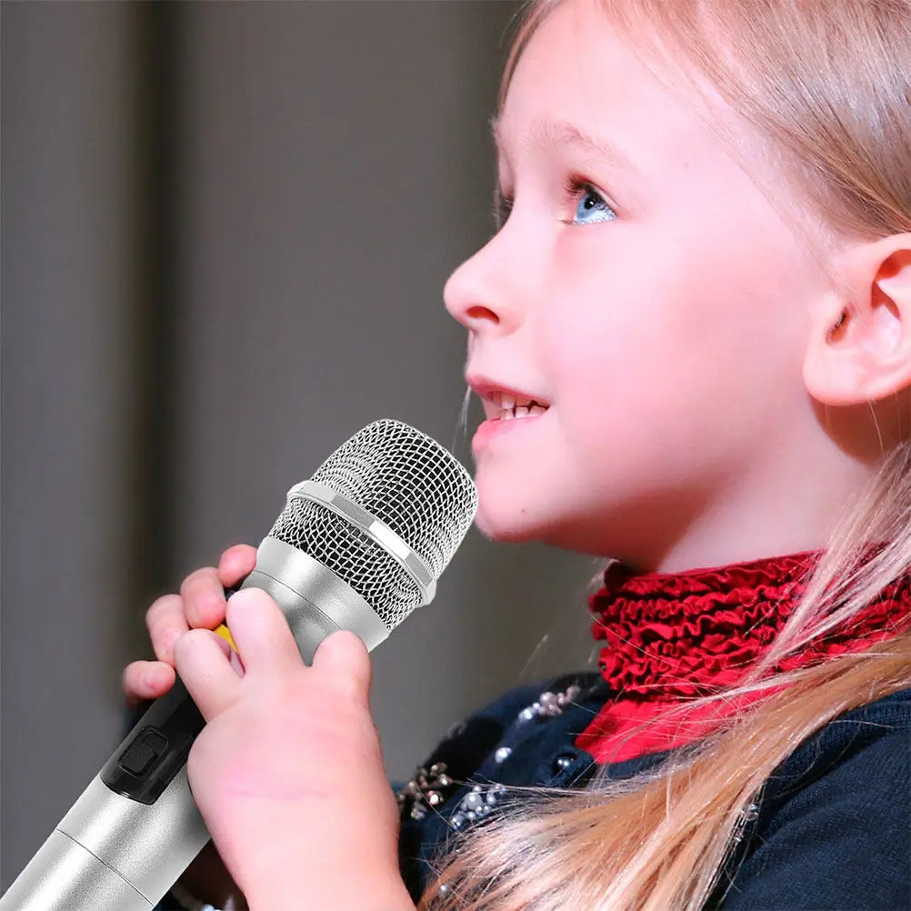 

2 шт. реалистичных легких пластиковых микрофонов-муляжей для детских сценических выступлений, ролевых игр, караоке, тренировки голоса