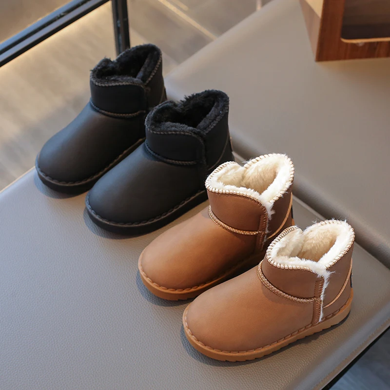 أطفال أحذية الثلوج للبنين بنات سميكة أفخم الأطفال الحرارية حذاء من الجلد الدافئة 2025 الخريف الشتاء المضادة للانزلاق أحذية الموضة الكلاسيكية