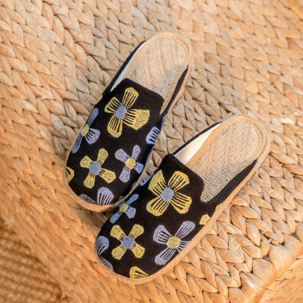 Veowalk Women Linen Cotton Fabric Embroidered Close Toe Flat Mules slipper Comfortable Summer Espadrilles Shoes Black Beige