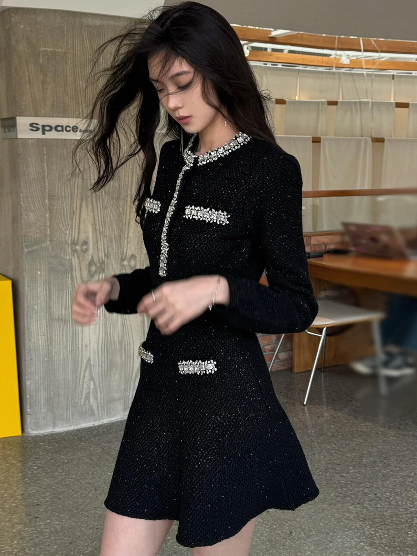 

Вязаное платье миди с высокой талией и блестящими стразами в стиле Хепберн, простой дизайн для делового повседневного образа