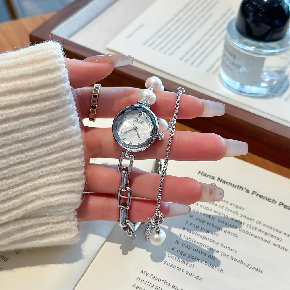 

Новые женские кварцевые часы-браслет с жемчужными вставками, маленьким циферблатом, простым и роскошным дизайном. Модные кварцевые наручные часы.