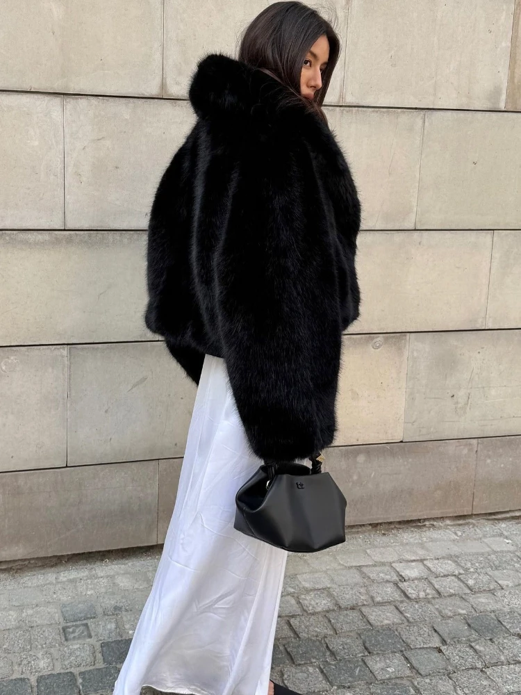 เสื้อแจ็คเก็ตขนเฟอร์เทียมสุดหรูสำหรับผู้หญิง เสื้อโค้ทปกแหลมสำหรับฤดูหนาว เสื้อแจ็คเก็ตขนฟ็อกซ์เทียมที่เป็นมิตรต่อสิ่งแวดล้อม เสื้อขนเฟอร์เทียมเนื้อนุ่ม สีขาว สีดำ