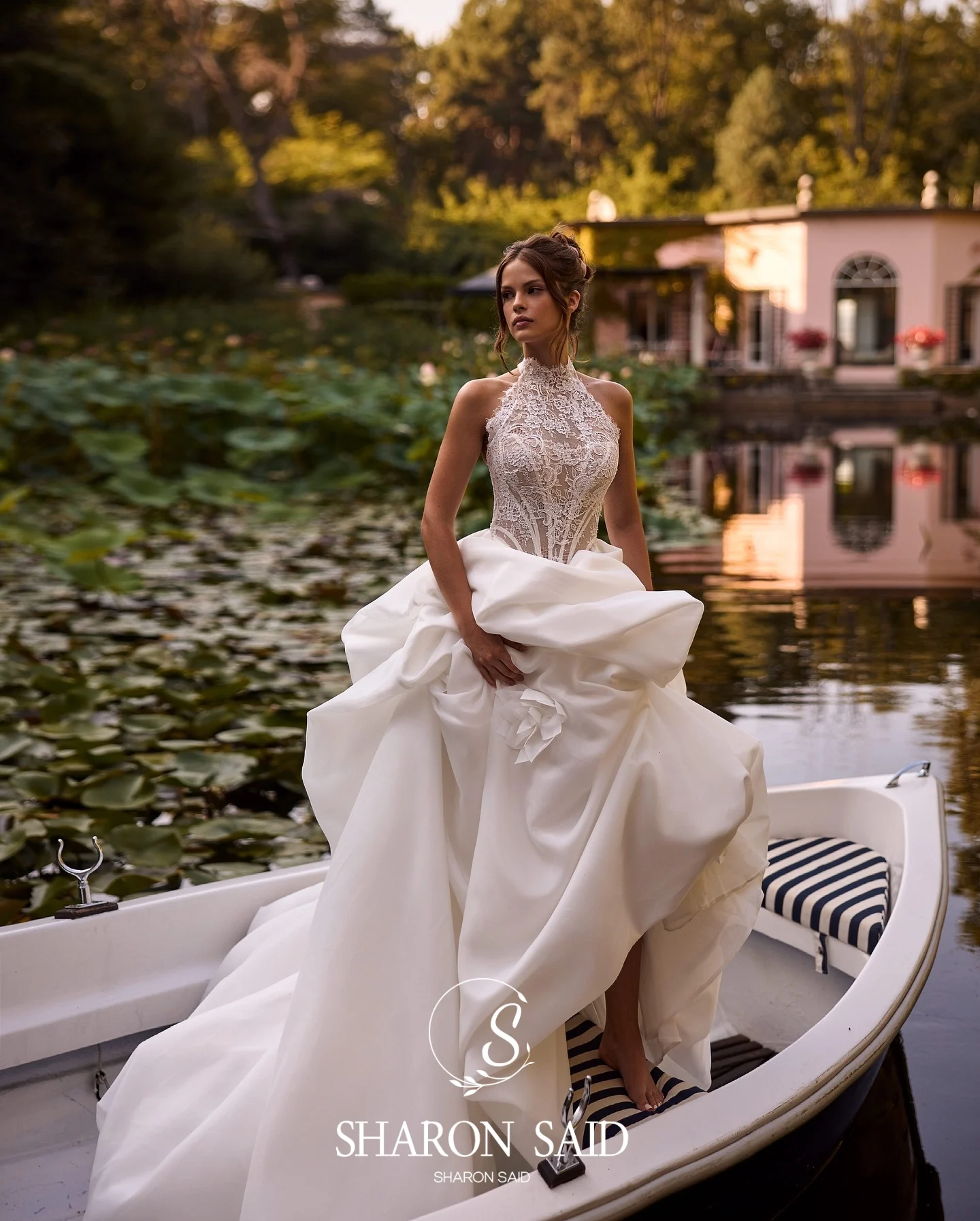 シャロンはエレガントなホルター A ラインオフホワイトレースのウェディングドレス 2025 ノースリーブサテンプリーツロマンチックな花嫁ドレス SW121 カスタマイズ