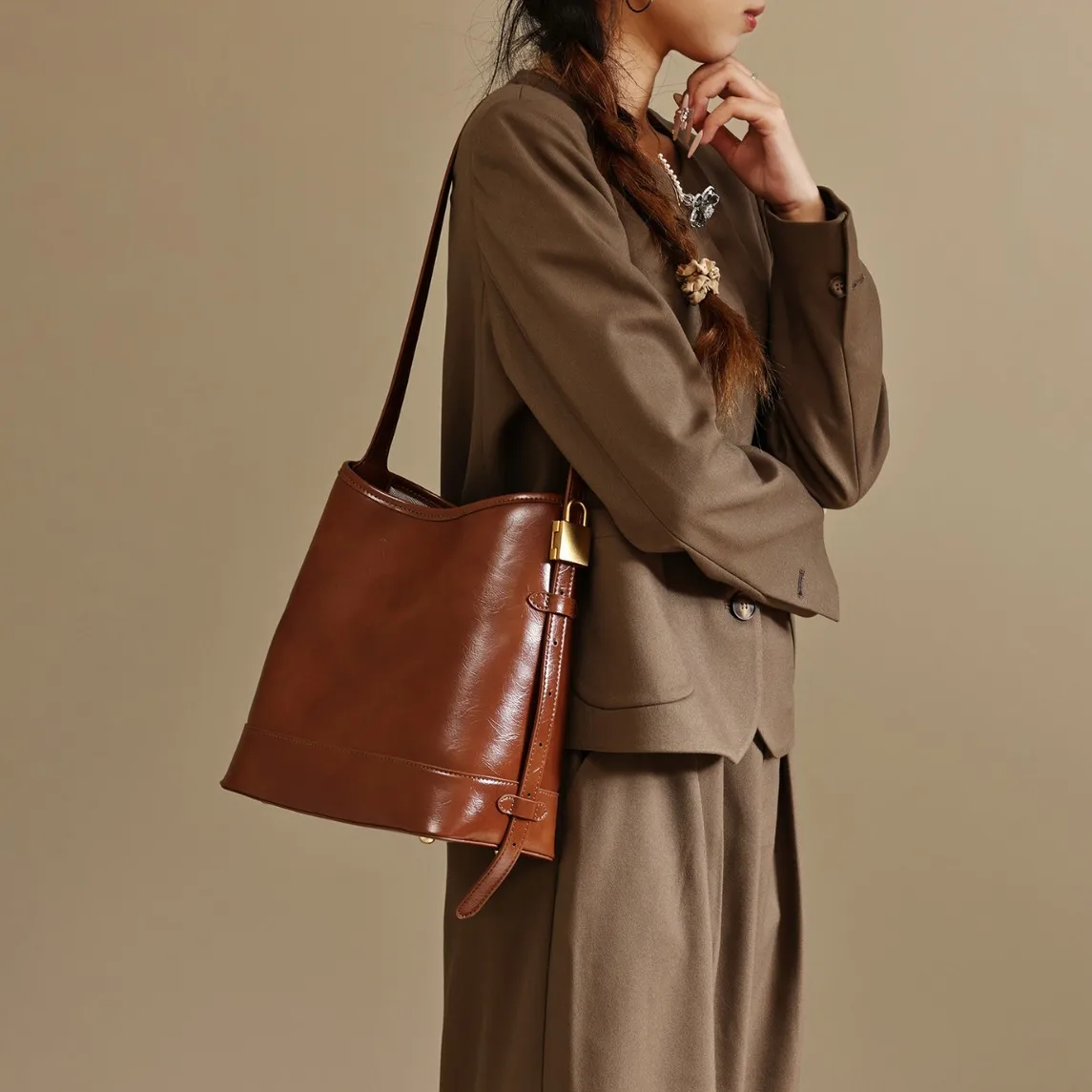 

2025 Новый нишевый дизайн, пригородная сумка на плечо подмышками, портативная женская сумка-ведро премиум-класса большой вместимости