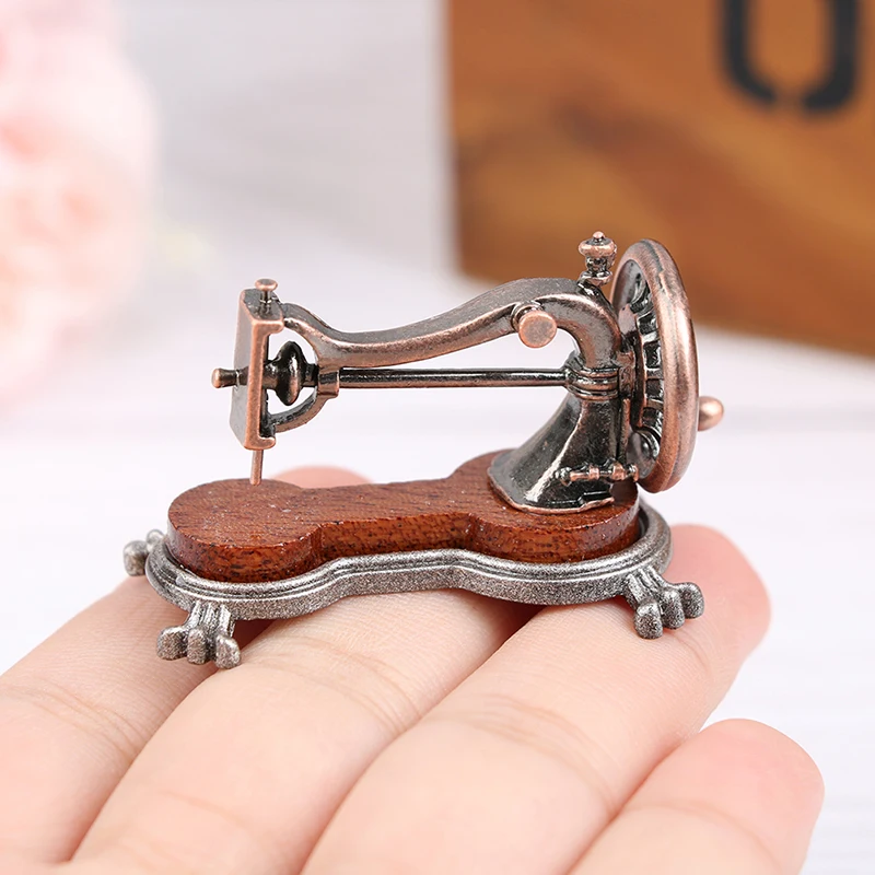 เครื่องจักรเย็บผ้าจิ๋วสำหรับบ้านตุ๊กตา 1 ชิ้น รุ่น 1:12 เฟอร์นิเจอร์จิ๋ว ของเล่นช่างตัดเสื้อ ของตกแต่งบ้านตุ๊กตา-ของเล่น