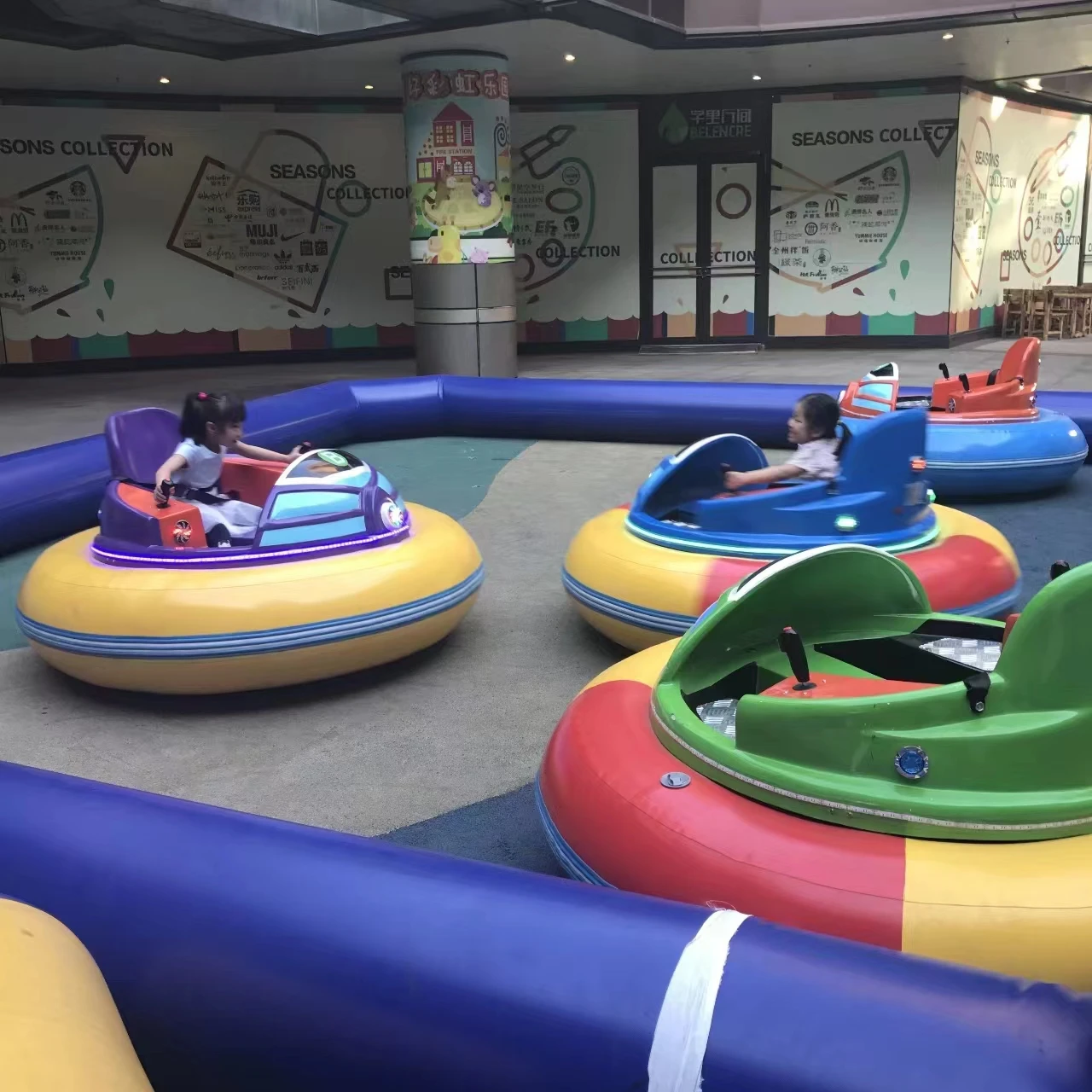 سيارات ممتصة للصدمات كهربائية مضحكة ملونة للأطفال للعب الداخلي والخارجي مع سكة بلاستيكية قابلة للنفخ #2