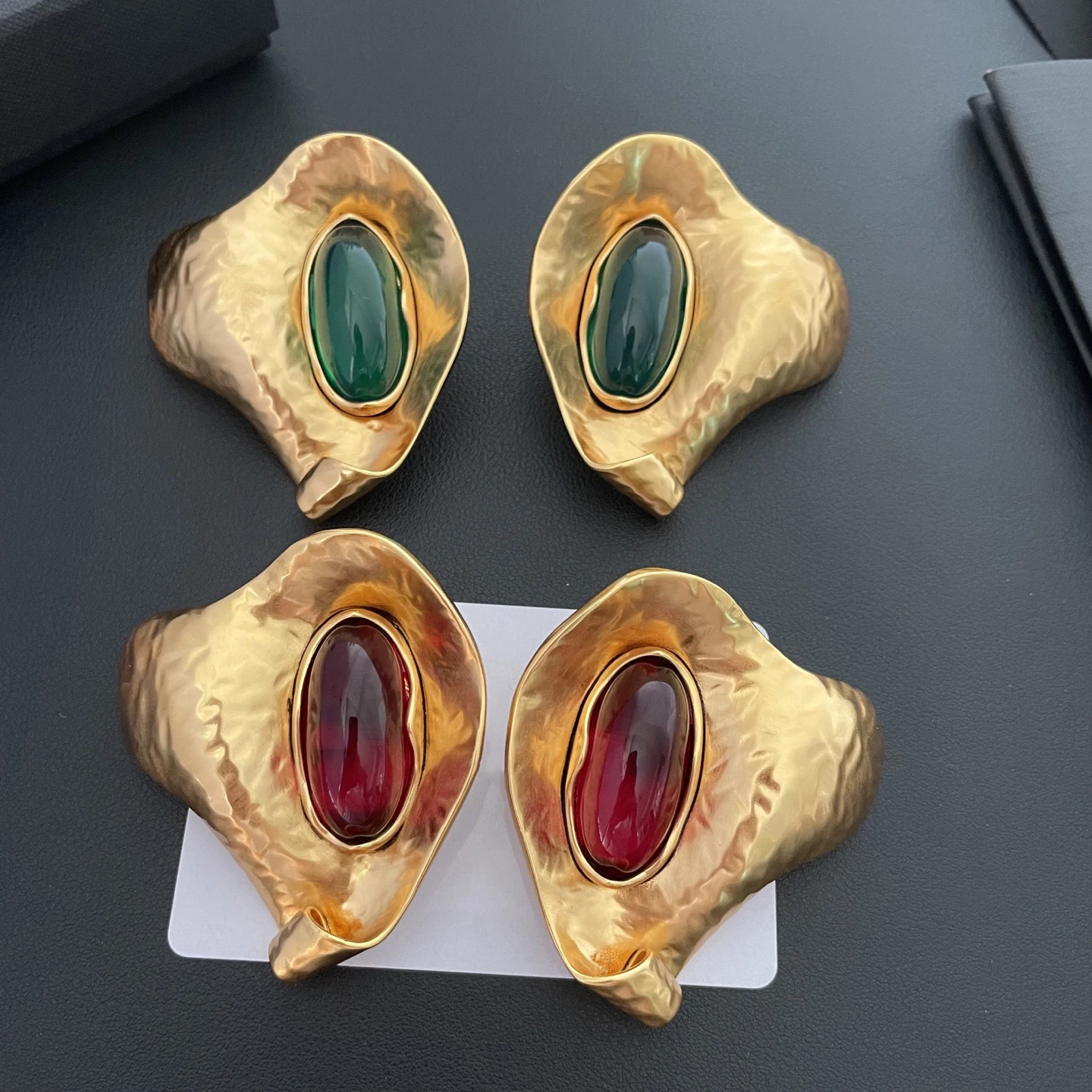 

Европейский и американский дизайнерский бренд, зеленые, красные серьги с нерегулярными кристаллами, ретро-клипсы для ушей, женские роскошные ювелирные аксессуары