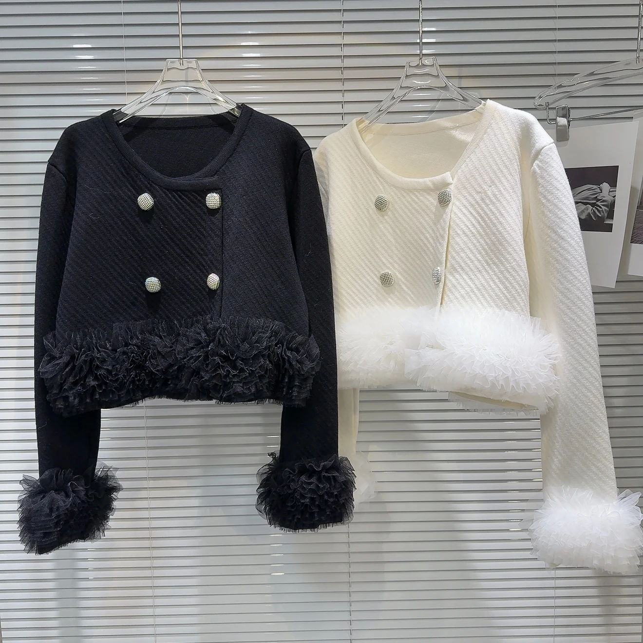 

Весна 2026: Новая модель женского вязаного кардигана-пальто с двойной декоративной пряжкой из страз, сетчатыми вставками и плиссировкой в стиле «Фрагрант»