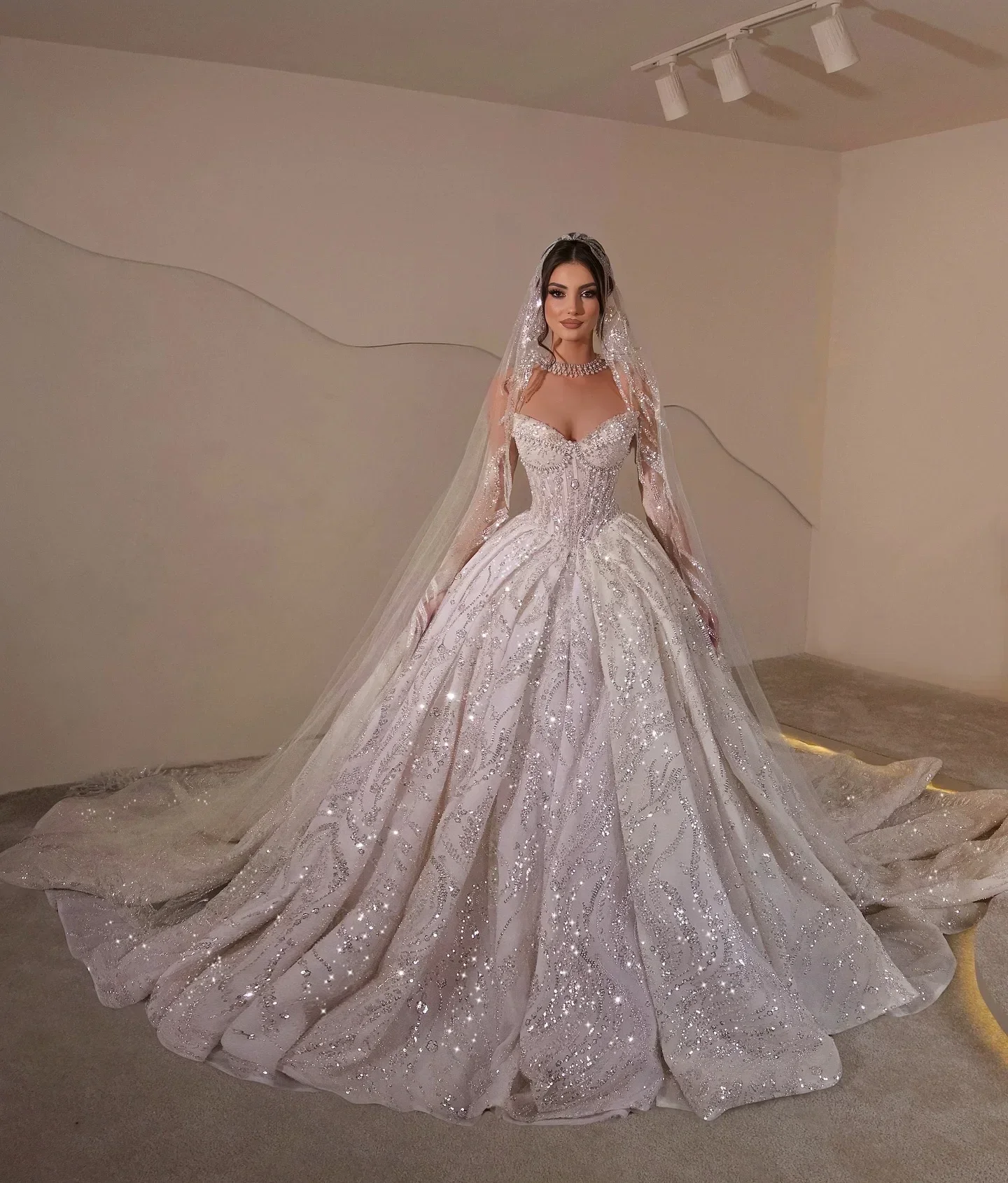 Luxury White Arabian Bridal Gowns V-Neck Beaded Sequins Strapless Pleated Celebration Wedding Dresses Customized vestido de novi