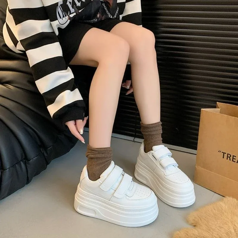 

Новое поступление 2023 года, белые кроссовки на толстой подошве с липучкой, увеличивающие рост, 7 см, белые кроссовки на платформе, повседневная обувь