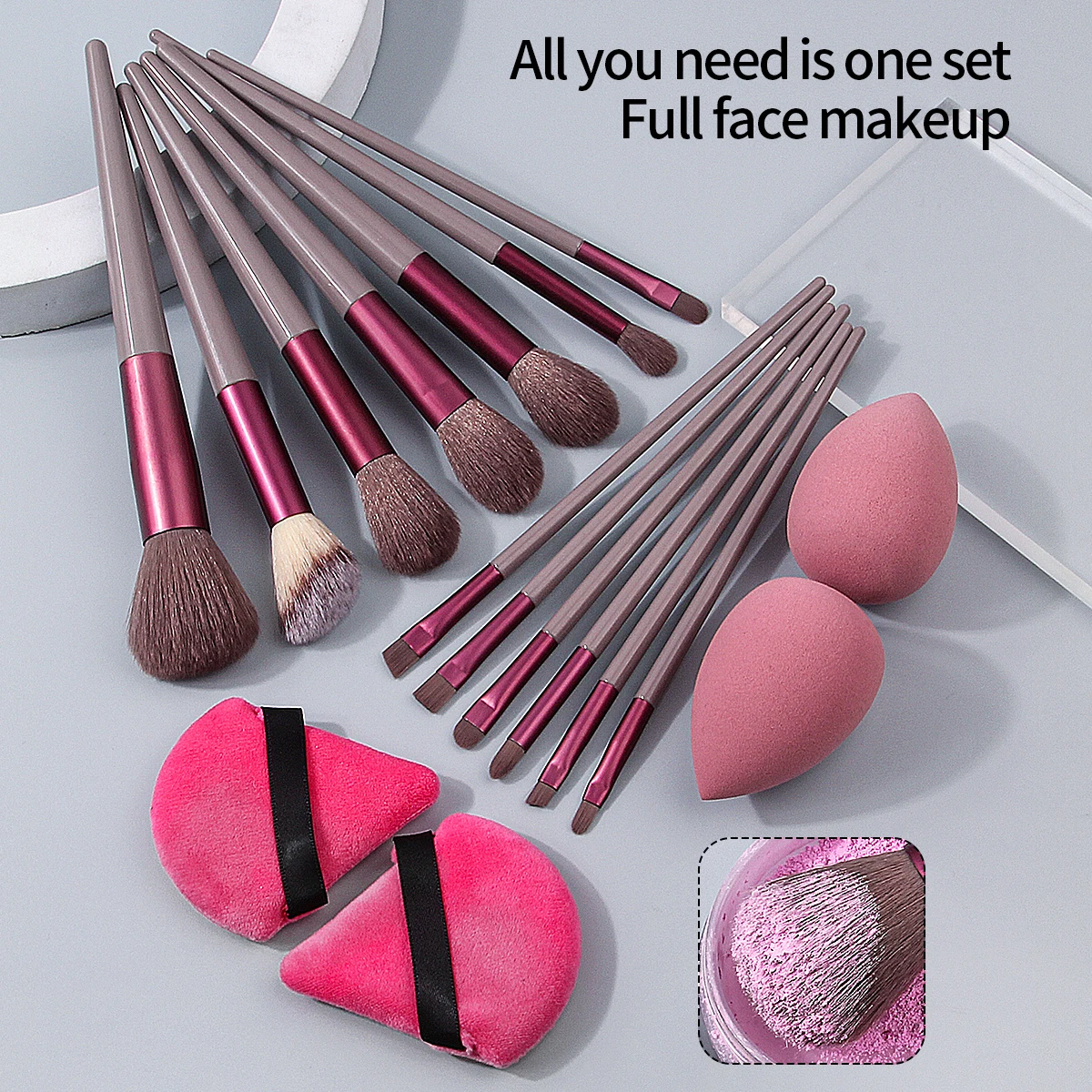 Um conjunto de pincéis de maquiagem de alta qualidade de 17 peças, incluindo uma escova facial multifuncional e um conjunto de esponja de maquiagem super macia em pó