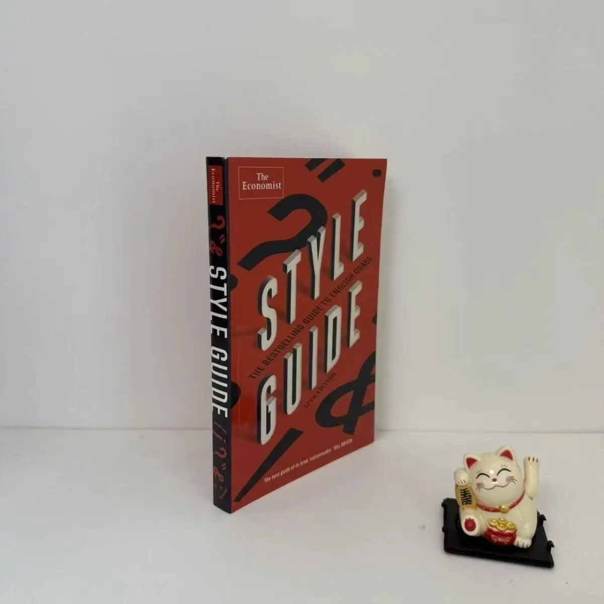 

Стильное руководство: бестселлерное руководство по английскому использованию Книга в мягкой обложке на английском языке