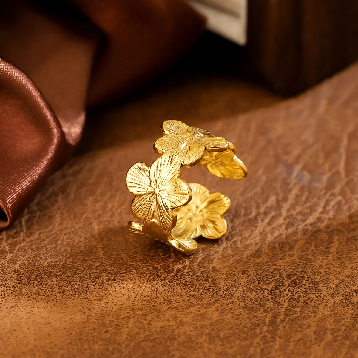 Light luxury five-leaf flower stainless steel ring, waterproof and non-fading heavy metal, with adjustable finger ring - Image 5