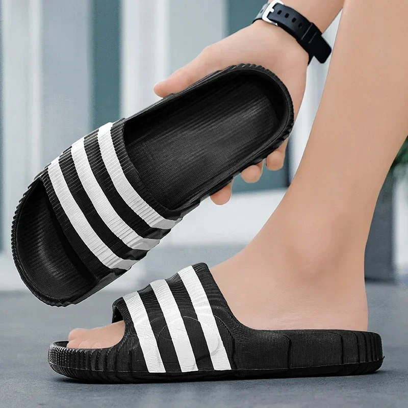 2025 الصيف الرجال موضة نِعال تدليك داخلي/خارجي الصنادل الشاطئ سميكة وحيد الذكور الشرائح الصيف عدم الانزلاق دش النعال