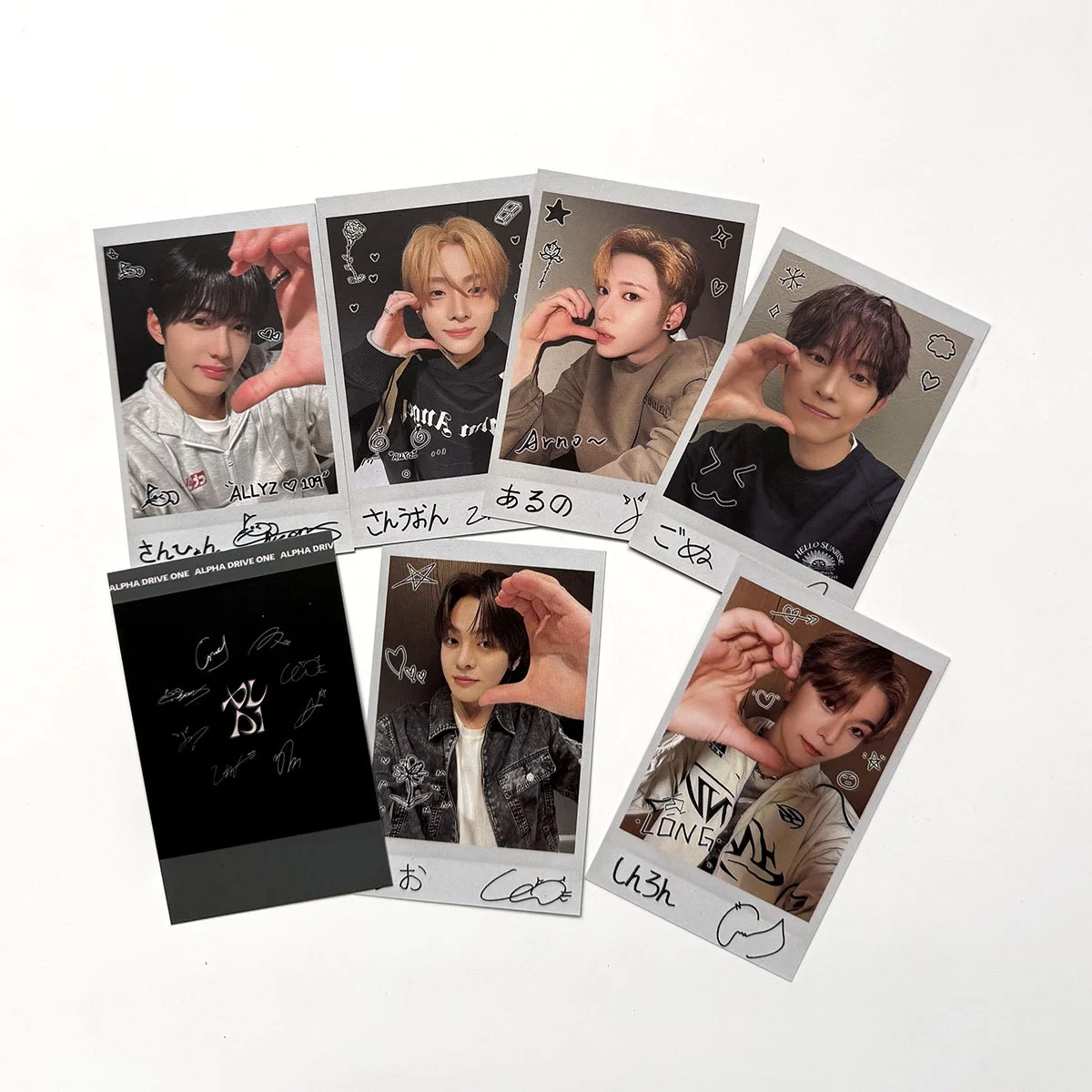 

Фотокарточка ALD1 из первого мини-альбома EUPHORIA, эксклюзивная, ALPHA DRIVE ONE, Ансин, Синлонг, Гёнву, Чжан Цзяхао, Ли Лео, специальная карточка для фанатов