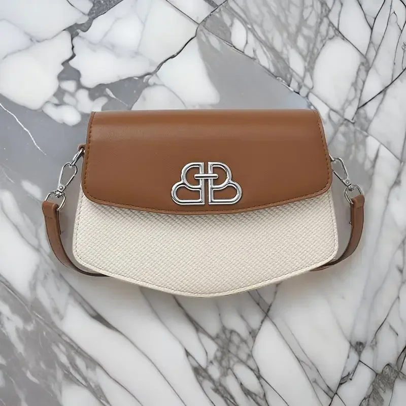 

Изящная сумка через плечо в форме седла с изогнутым силуэтом, мягкая кожа наппа с магнитной застежкой и держателем для карт