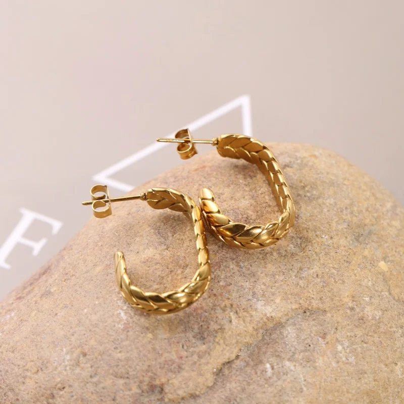 1 piece of stainless steel plated with 18K gold, wheat ear woven C-shaped half-circle stud earrings, vintage heavy-duty twisted half-circle earrings. Suitable for women's vintage light luxury outfits, versatile earrings for commuting and suits. They symbolize peace, prosperity, and good fortune, making them a perfect gift accessory. Suitable for various occasions such as daily gatherings, dates, and travel view 3