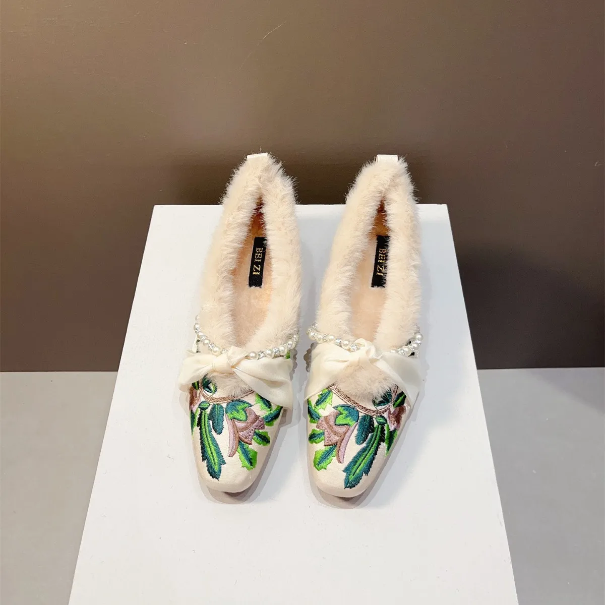 

New Chinese Style Embroidered Soft Bottom Furry Low Heel Comfortable Pearl Single Shoes Autumn Winter Square Head Shallow Mouth