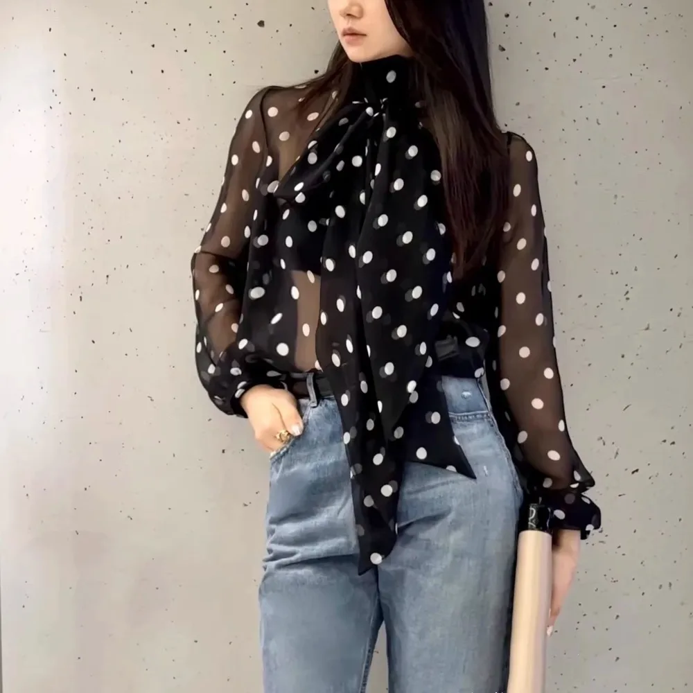 

Французская высококачественная шелковая рубашка в горошек с v-образным вырезом для женщин, летняя новая свободная дизайнерская рубашка с лентой для защиты от солнца, топ