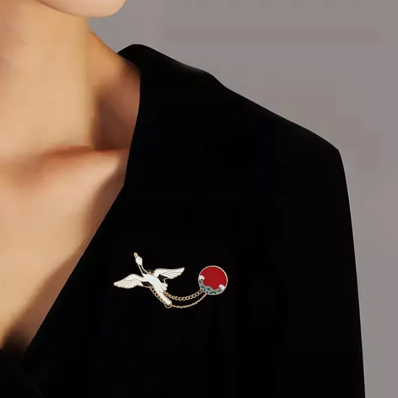 كرين الطيور بروش معدني سحابة عزر المينا التلبيب دبوس سترة معطف شارة الصيد نمط الملابس الملابس في الهواء الطلق والعتاد الديكور