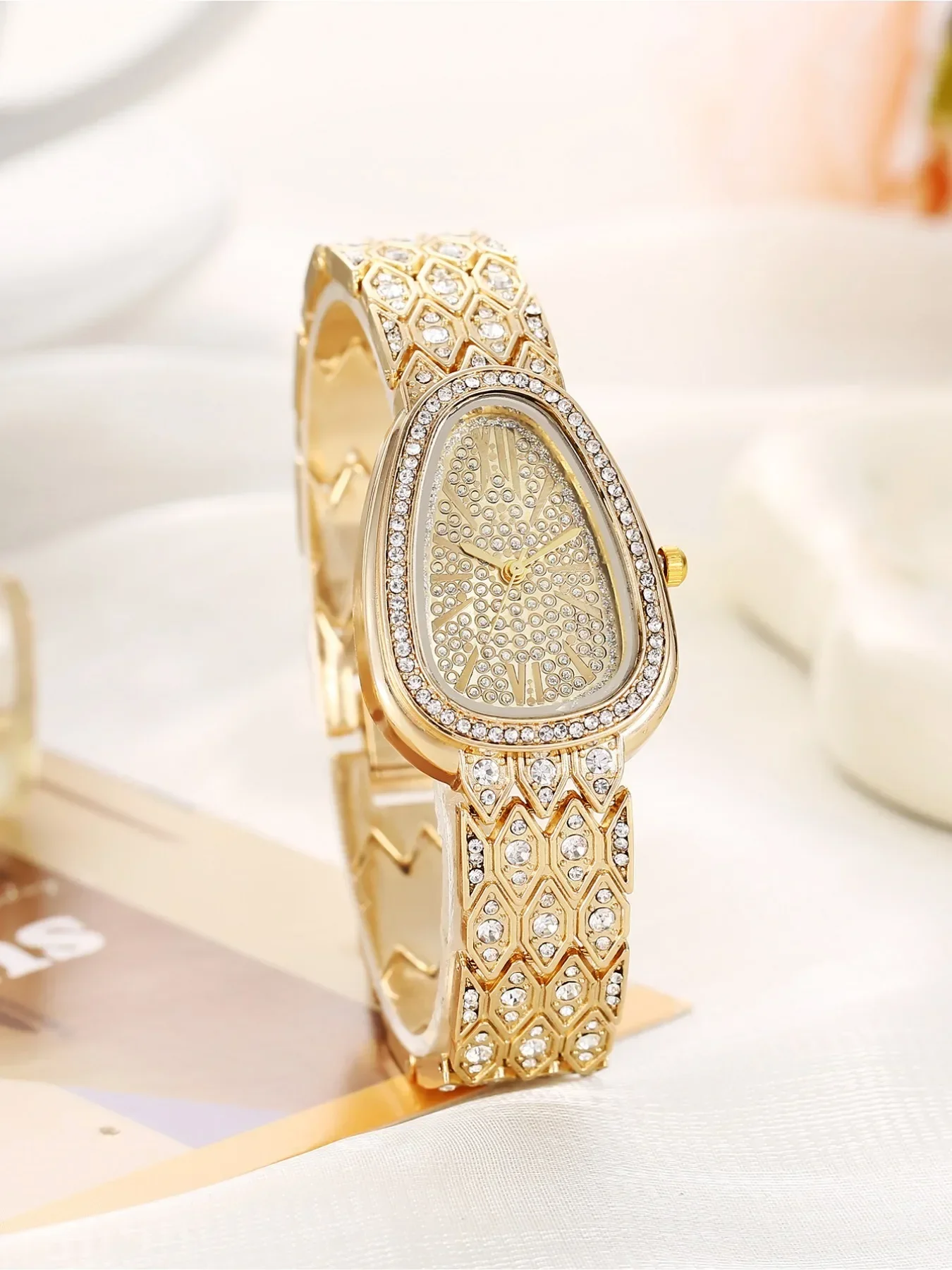 1-piece set of fashionable snake head inlaid with diamonds, personalized luxury bracelet watch, steel strap watch, quartz watch
