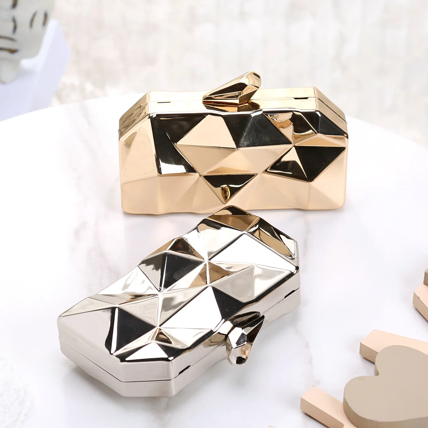 

Women's Elegant Unique Shiny Lattice Pattern Metal Evening Clutch Bag Geometric Evening Clutch Purse Handbag With Chain Strap