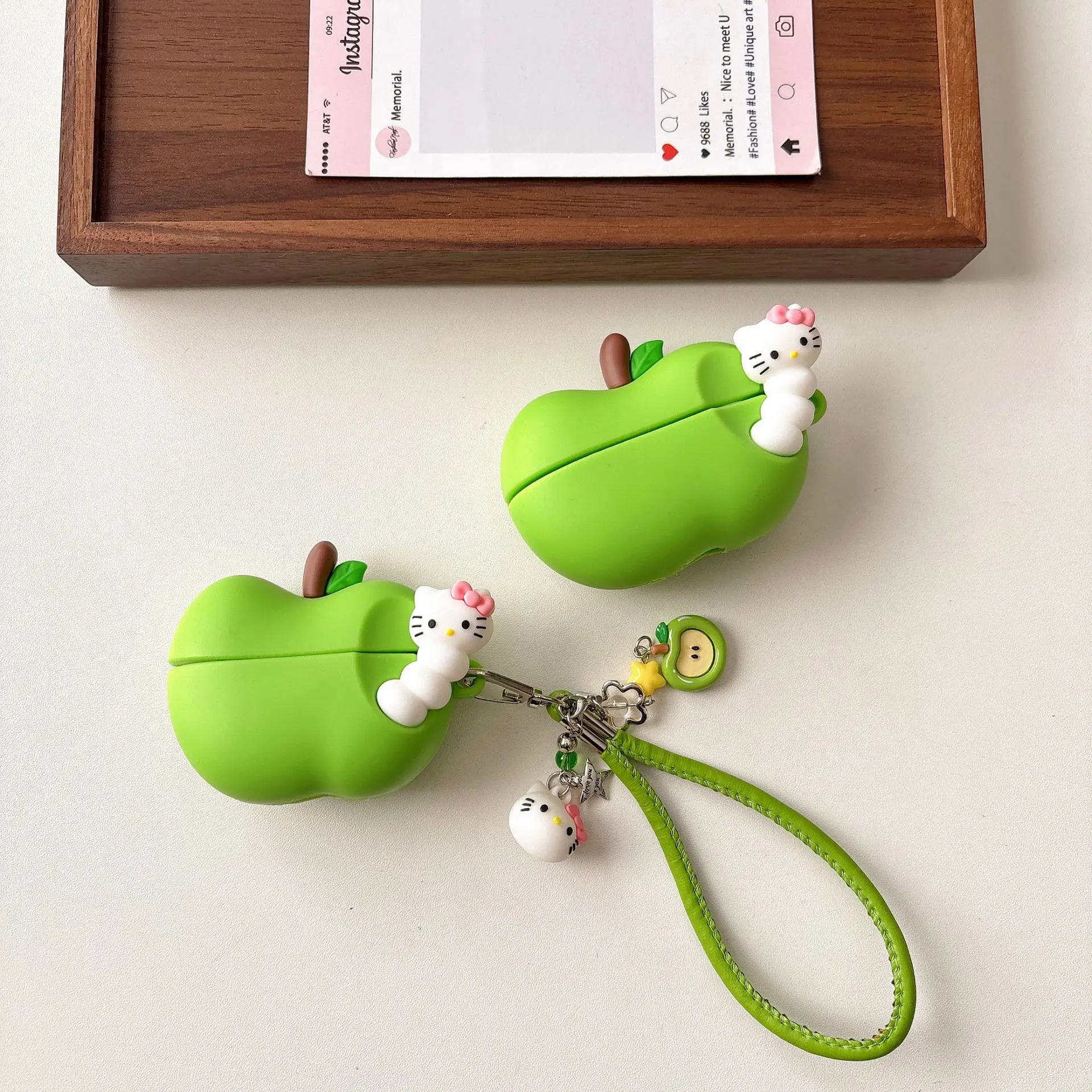 Grüne Silikon-Schutzhülle für Apple AirPods 4/3/2/1/Pro2/Pro mit Anhänger