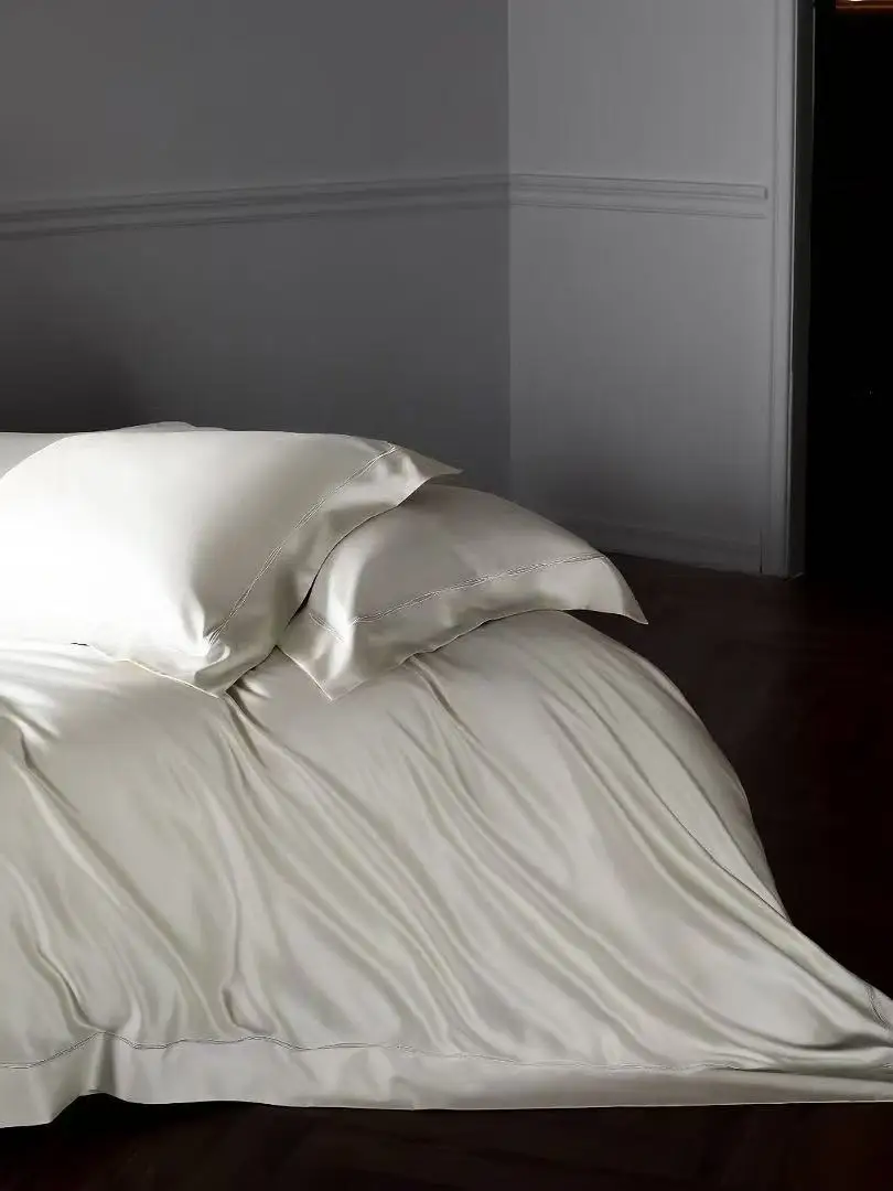 طقم ملاءات مكون من أربع قطع من القطن المصري طويل التيلة 140، فراش فندقي فاخر بنمط صلب، تقنيات مخيطة بخمس نجوم