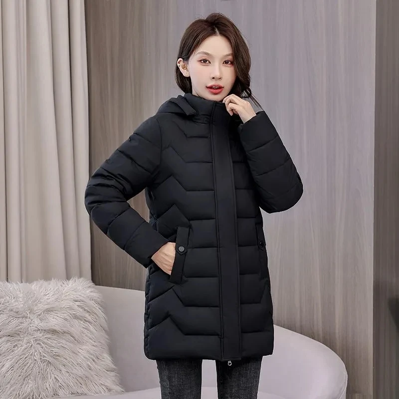 เสื้อโค้ทผู้หญิงฤดูหนาวทรงโอเวอร์ไซส์ อุ่นหนา ผ้าฝ้าย รุ่นใหม่ปี 2025 เสื้อพาร์กาตัวยาวสไตล์เกาหลี ทรงหลวม มีฮู้ด บุผ้าฝ้าย เสื้อแจ็คเก็ตสำหรับใส่ด้านนอก