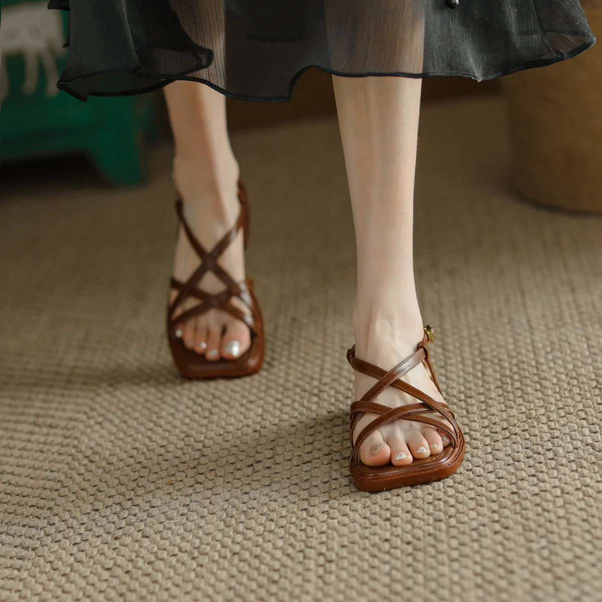 2023 New French Retro Woven Roman Sandals Women's Summer Flat Bottom Low Heel Soft Leather Square Head Breathable Sandals