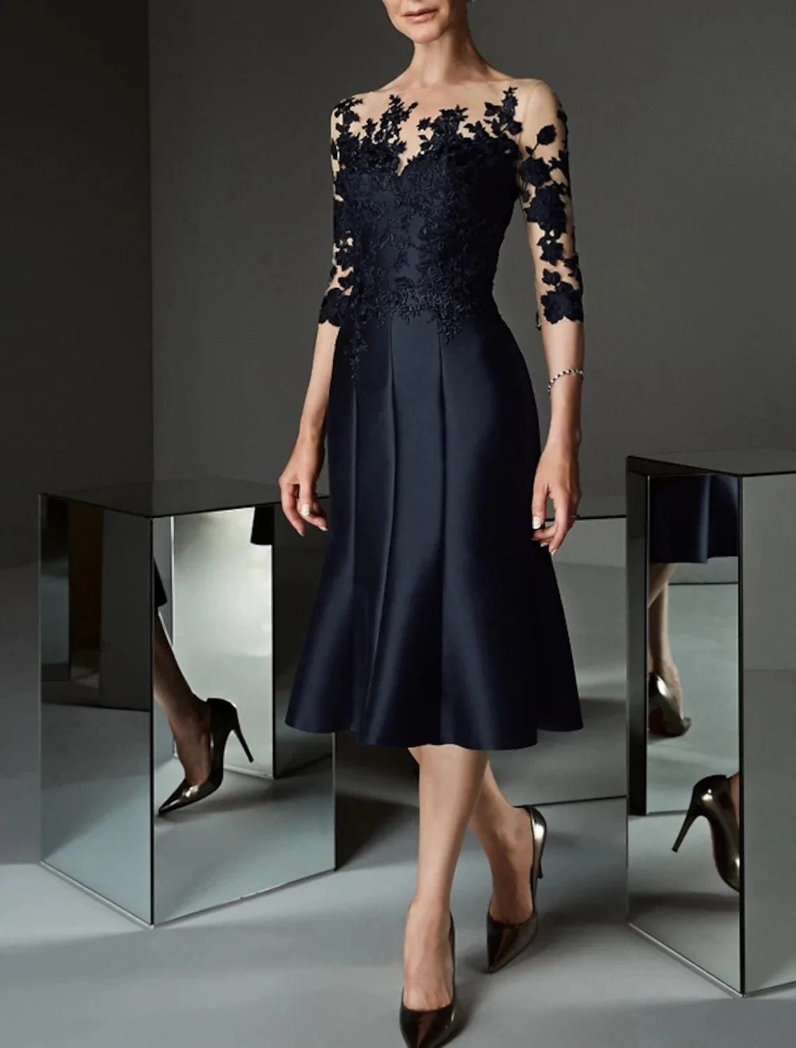 

A-Line Black Mother of the Bride Dress Elegant Bateau Sheer Neck Knee Length Lace Satin Buttons 2023 Wedding Guest Gown