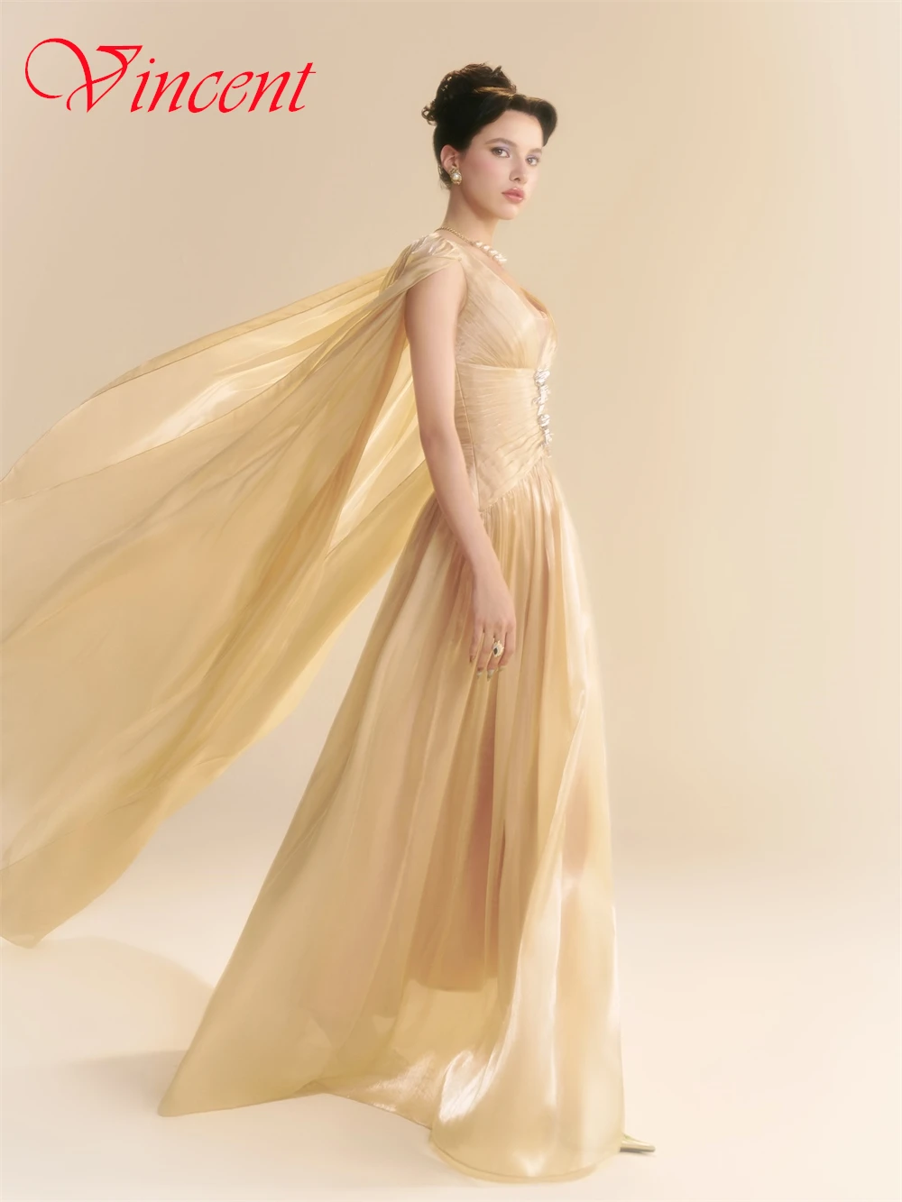 Sukienka wieczorowa z organzy w kolorze żółtym, elegancka, z dekoltem w serek, długimi rękawami, na studniówkę, delikatna, prosta, z trenem typu court, na przyjęcie.