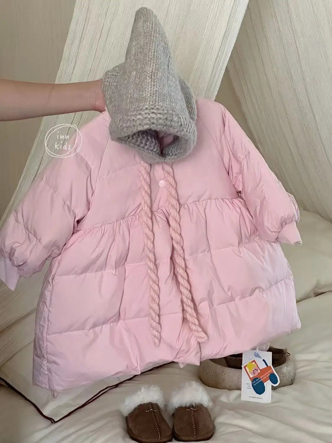 سترة قطنية للفتيات الصغيرات على الطراز الأجنبي سترة شتوية صغيرة للأطفال في سترة شتوية طويلة سترة قطنية للأطفال
