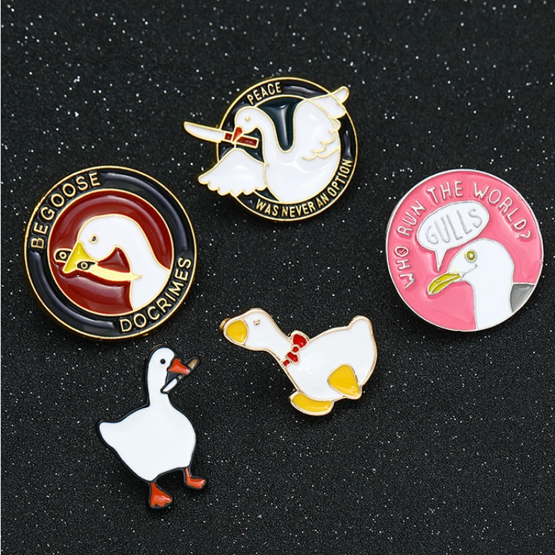 Broches engraçados do ganso branco, Emblemas do esmalte, Pato gordo dos desenhos animados com faca, Mochila, Chapéu, Camisa, Alfinete de lapela para criança