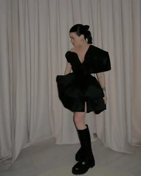 فقاعة سوداء عصرية مع فيونكة كبيرة الحجم بدون حمالات على شكل حرف a فستان قصير لحفلات أعياد الميلاد وعطلات التاريخ فساتين نسائية قصيرة