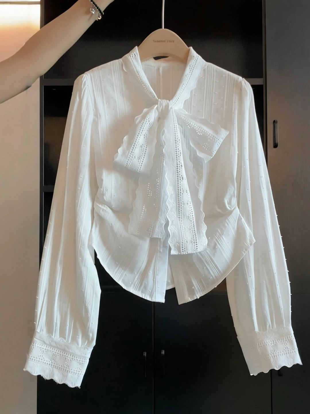 

Белая кружевная блузка с пэчворком для женщин, весна-осень, с текстурой, плиссированная, с завышенной талией, модный топ в стиле французского шика, с длинными рукавами