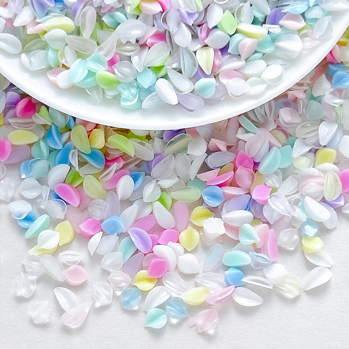 100 Stück Neuartige Kreative Mini-Blütenblätter aus Harz für Nägel, 3D Bunte Durchscheinende Blütenblätter, Nagelkunst-Zubehör, DIY Nagelteile