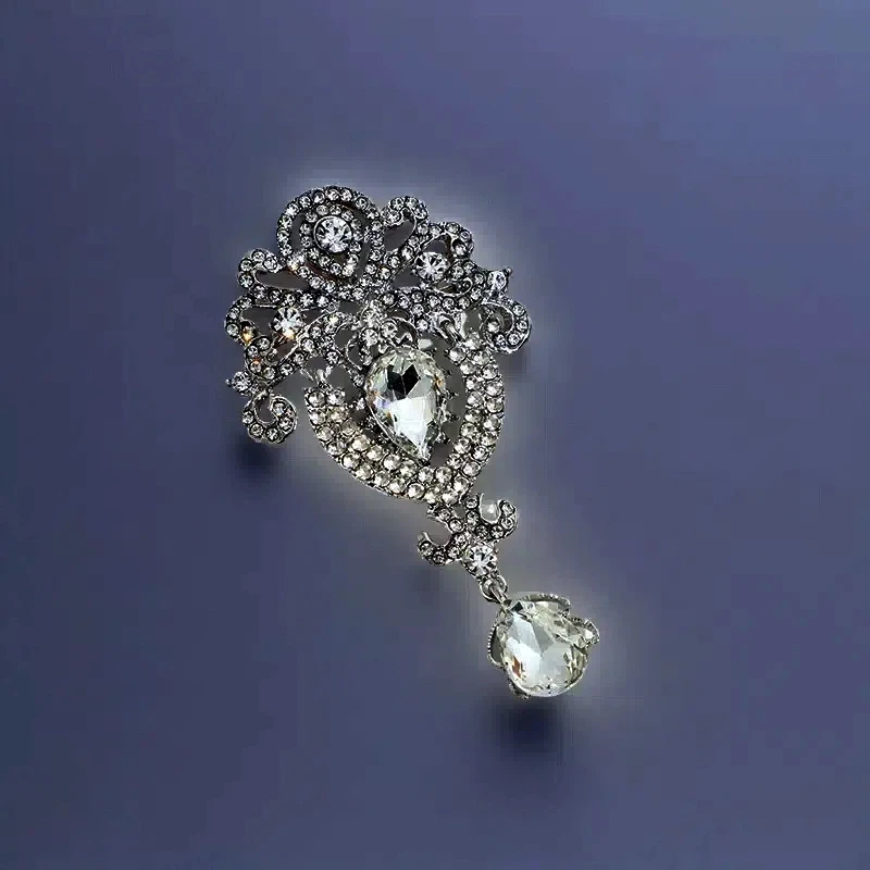 

Luxury Elegant Waterdrop Crystal Brooch with Diamonds Perfect Wedding Accessory for Fashionable Women