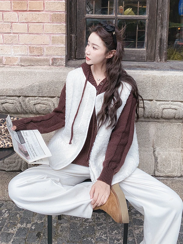 

Женский модный комплект: вязаный свитер из овечьей шерсти и теплые повседневные брюки с высокой талией. Зимняя коллекция 2025.