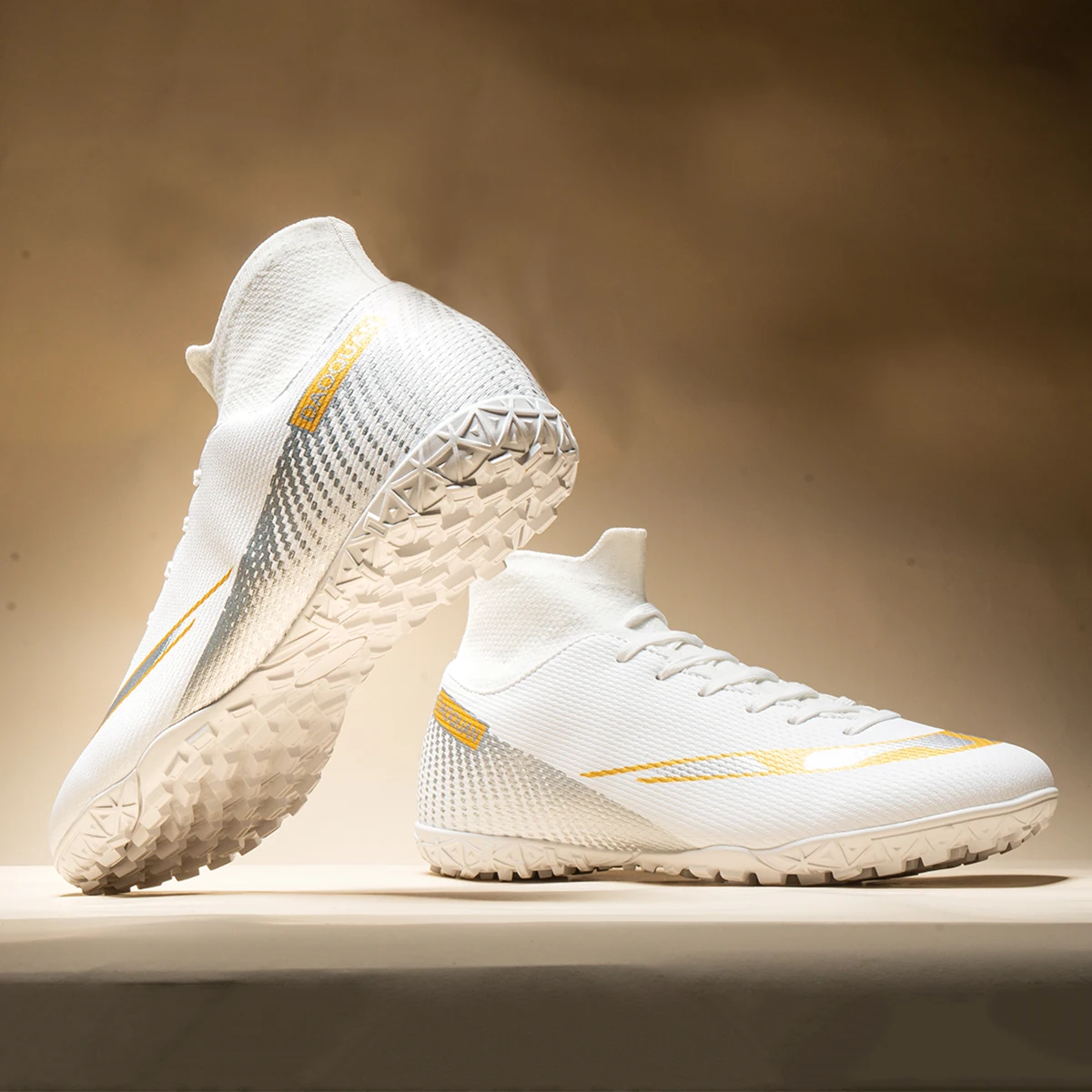 รองเท้าฟุตบอลหุ้มข้อคุณภาพสูง พร้อมปุ่ม TF และปุ่ม FG แบบยาว มีให้เลือกสองสีสำหรับทั้งผู้ชายและผู้หญิง