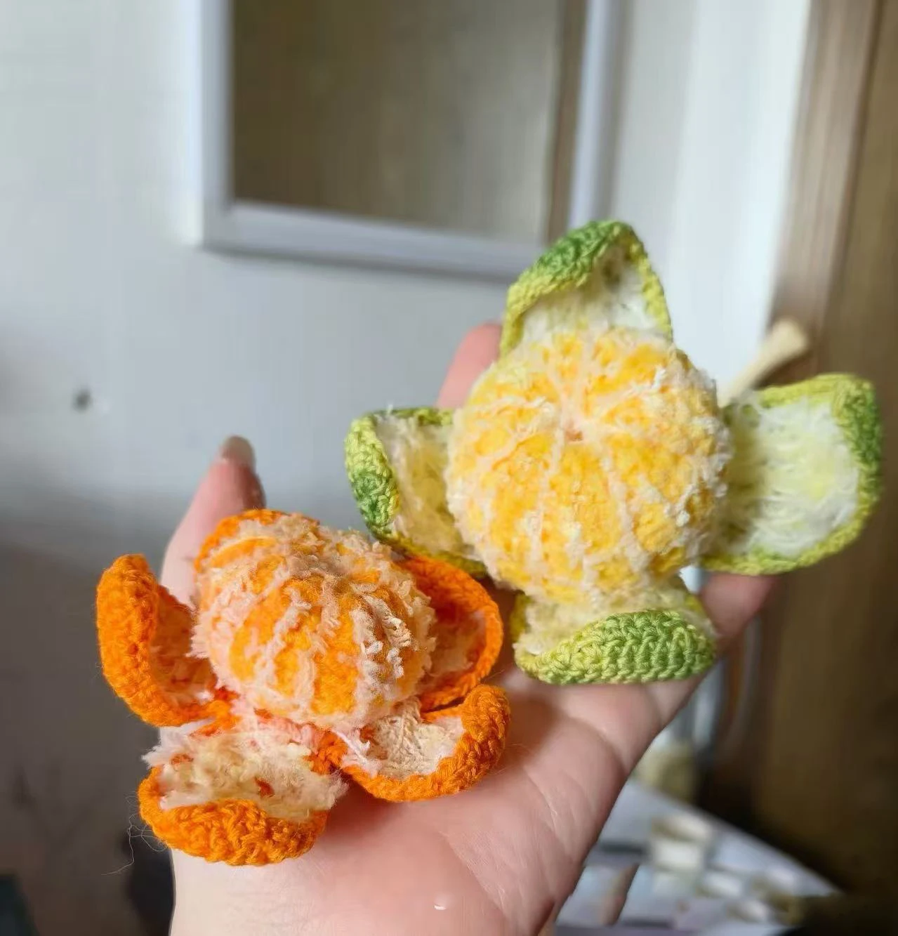 Gehäkelter Schlüsselanhänger mit abgezogenem Orangenmuster, handgestrickter Fruchtanhänger für Taschen, niedlicher Orangenanhänger, ein schönes Geschenk. – Detail 3