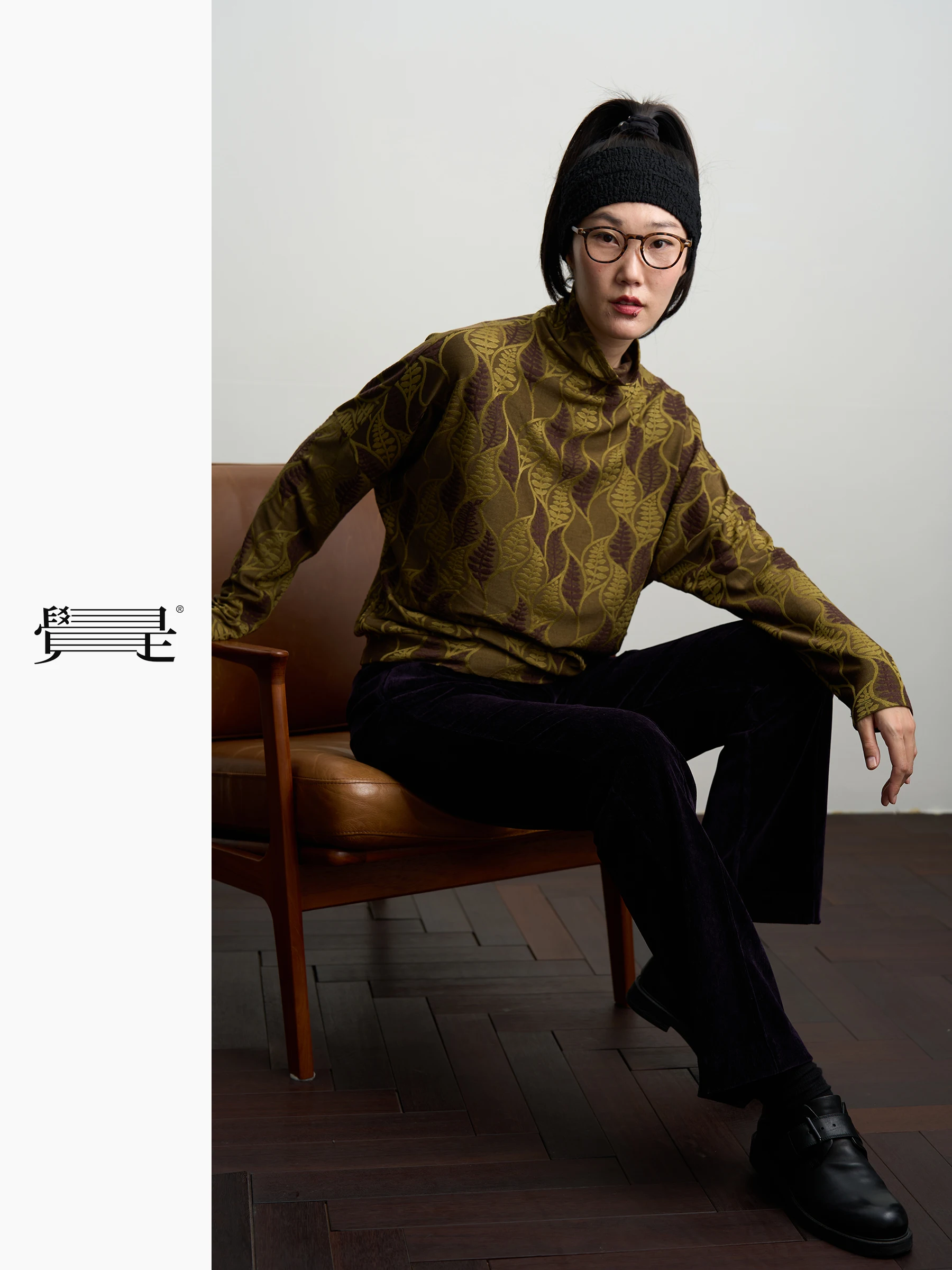 

Оригинальный свитер Duvier с высоким воротником и длинными рукавами, мягкий, повседневный, глубокого коричневого цвета, с цветочной вышивкой и геометрическим узором.