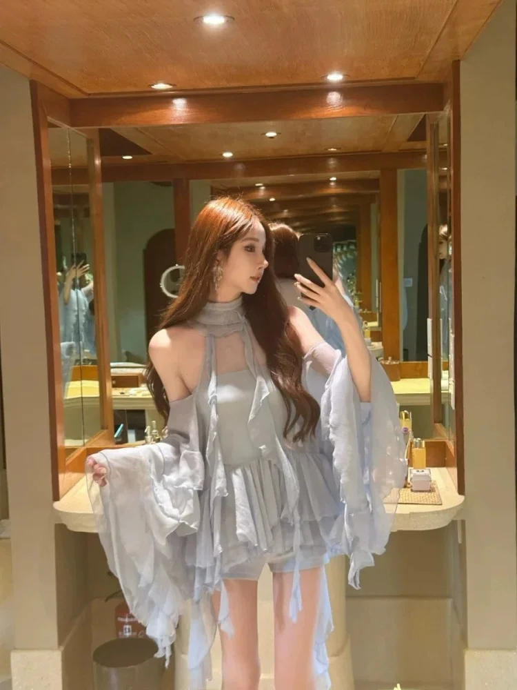 

Синий шифоновый топ с открытыми плечами и рюшами по низу и повседневные шорты: летний модный комплект из двух предметов для женщин