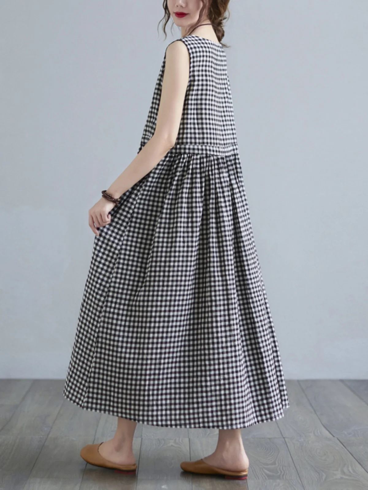 レトロなウェイド柄のコットンリネン素材のスリムロング丈サマーワンピース、ゆったりとしたラウンドネック、紐付きウエストベスト、ミディ丈ワンピース