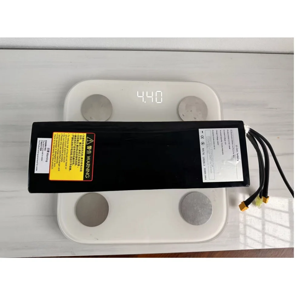 Paquete de batería de litio recargable 52V 19.2Ah 21700 14S4P adecuado para batería de scooter de doble accionamiento