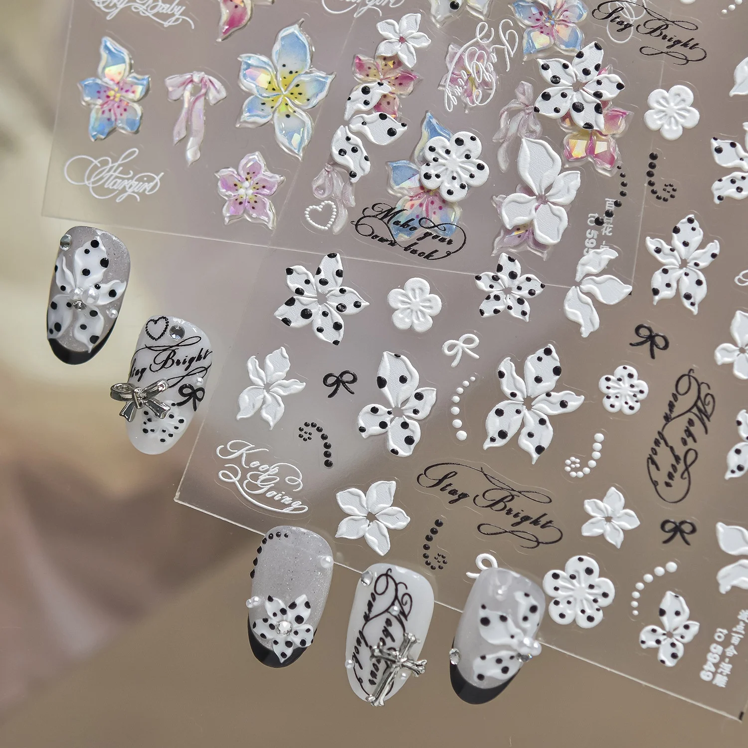 Schwarz-weiße gepunktete Blumen 5D Nagelaufkleber Minimalistische Fünfblättrige Blume mit Strass-Einlage Romantische Elegante Blüten-Dekorationen