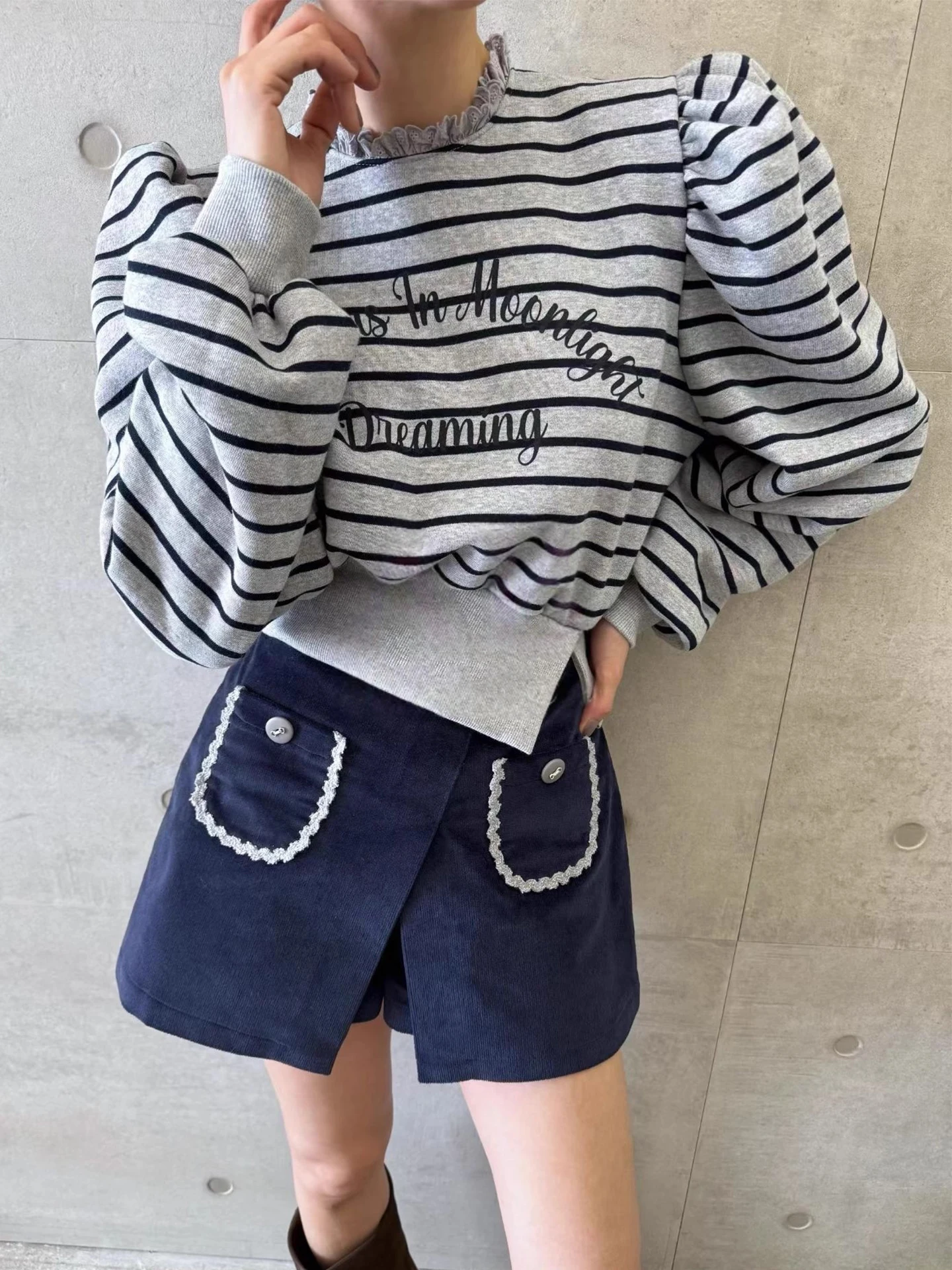 

Gagarich, корейский дизайн 2025 года, лоскутный кружевной полосатый свитшот с боковым разрезом, женский осенний новый свободный короткий топ с объемными рукавами