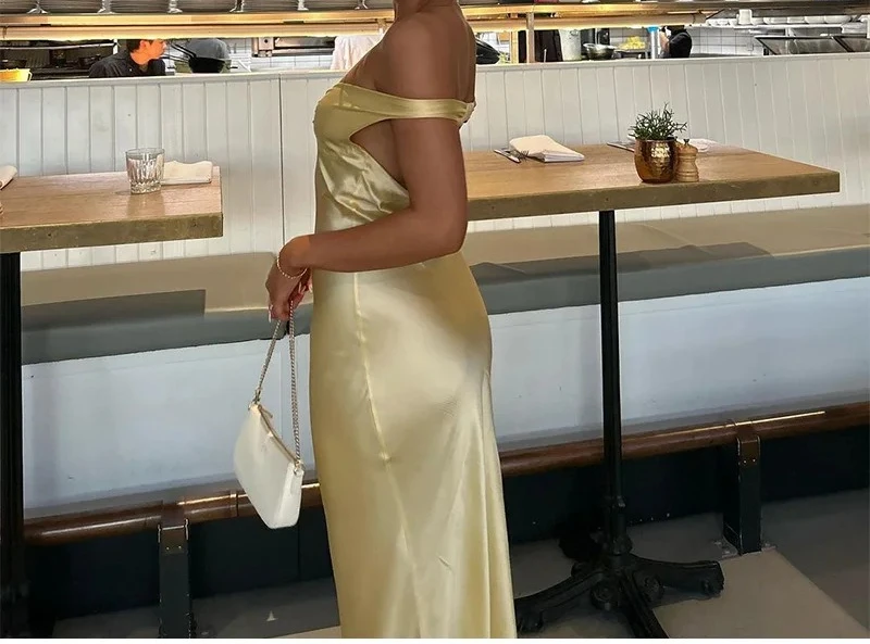 우아한 기질을 지닌 여성 드레스, 새틴 백리스 민소매 엑스트라 롱 드레스