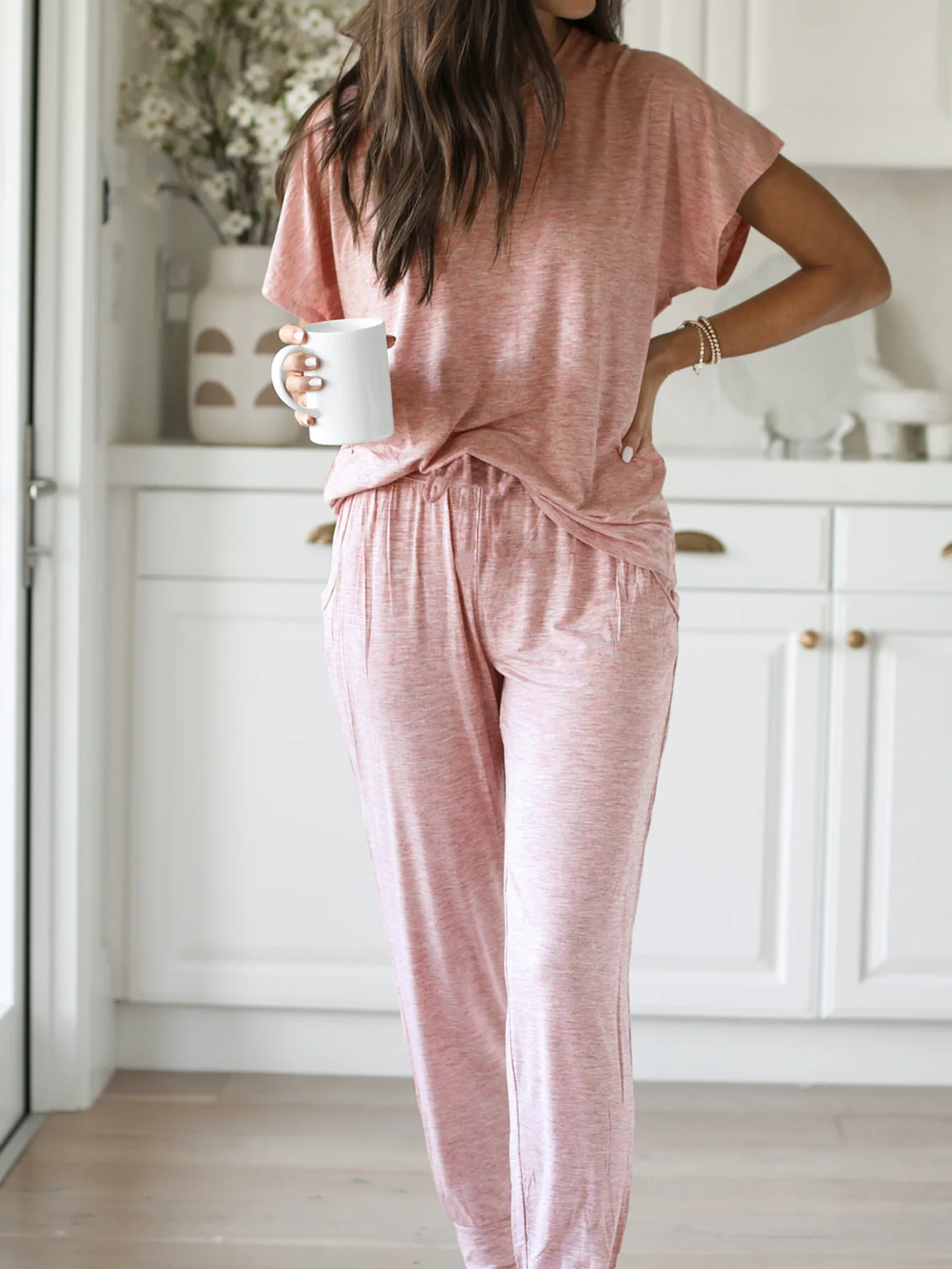 

Casual Commuting Two Piece Set Loose O-neck Short Sleeved Pullover Elastic Waist Lace Up Trousers Set Fashion Commuting Suit