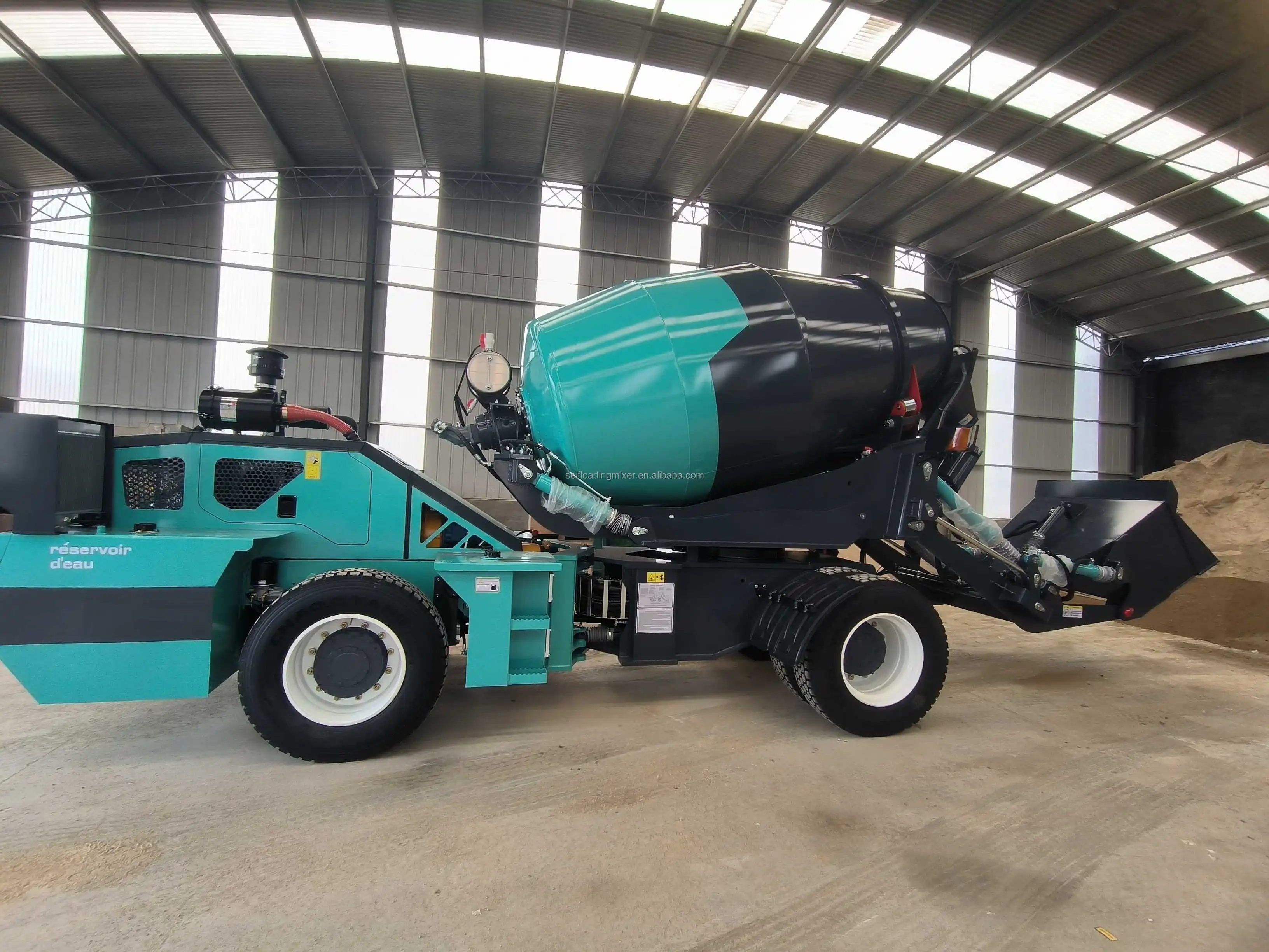Off-road Self Loading Concrete Mixer Truck 4m³ Strong Climbing for Road Hardening and Slope Protection Projects